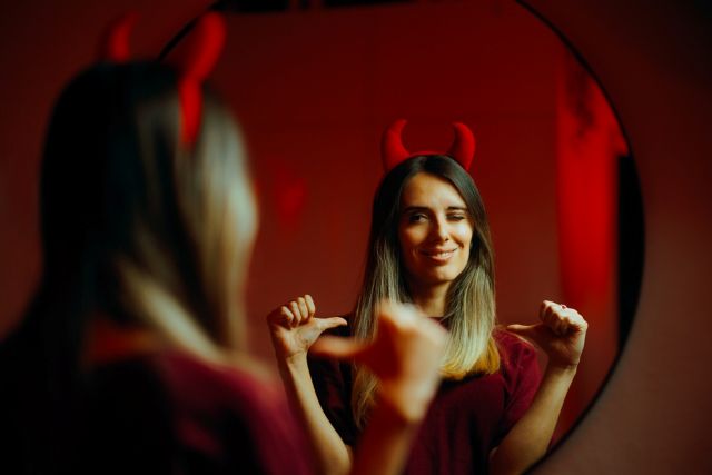 悪魔のコスプレをする女性
